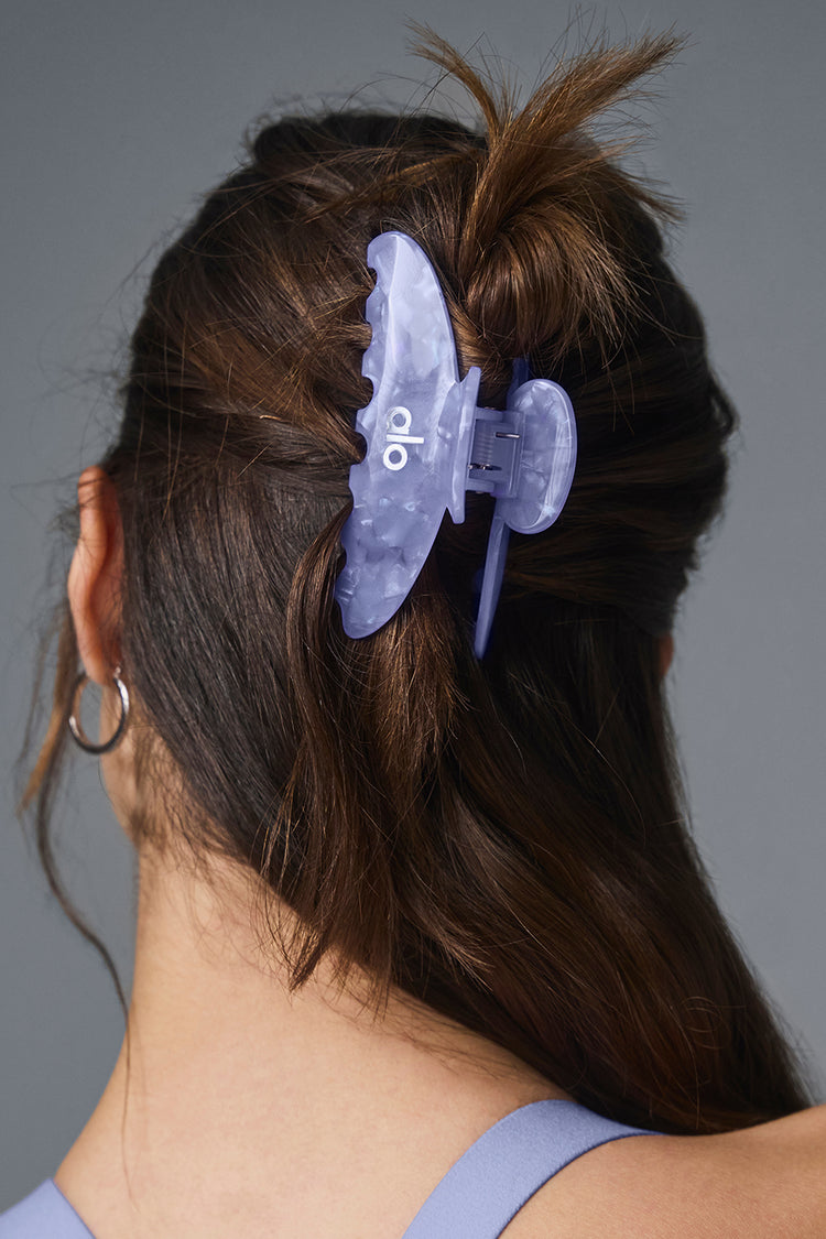 Alo Yoga 90's Claw Clip - euforická fialová mramor