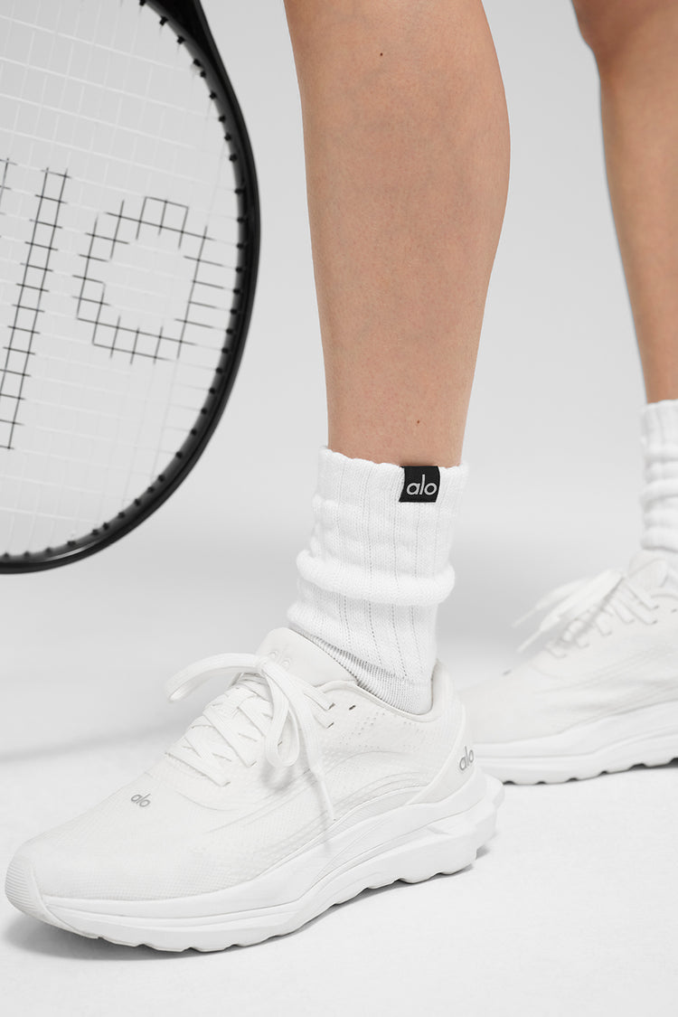 Alo Yoga unisex polovyšší nabrané ponožky - bílé