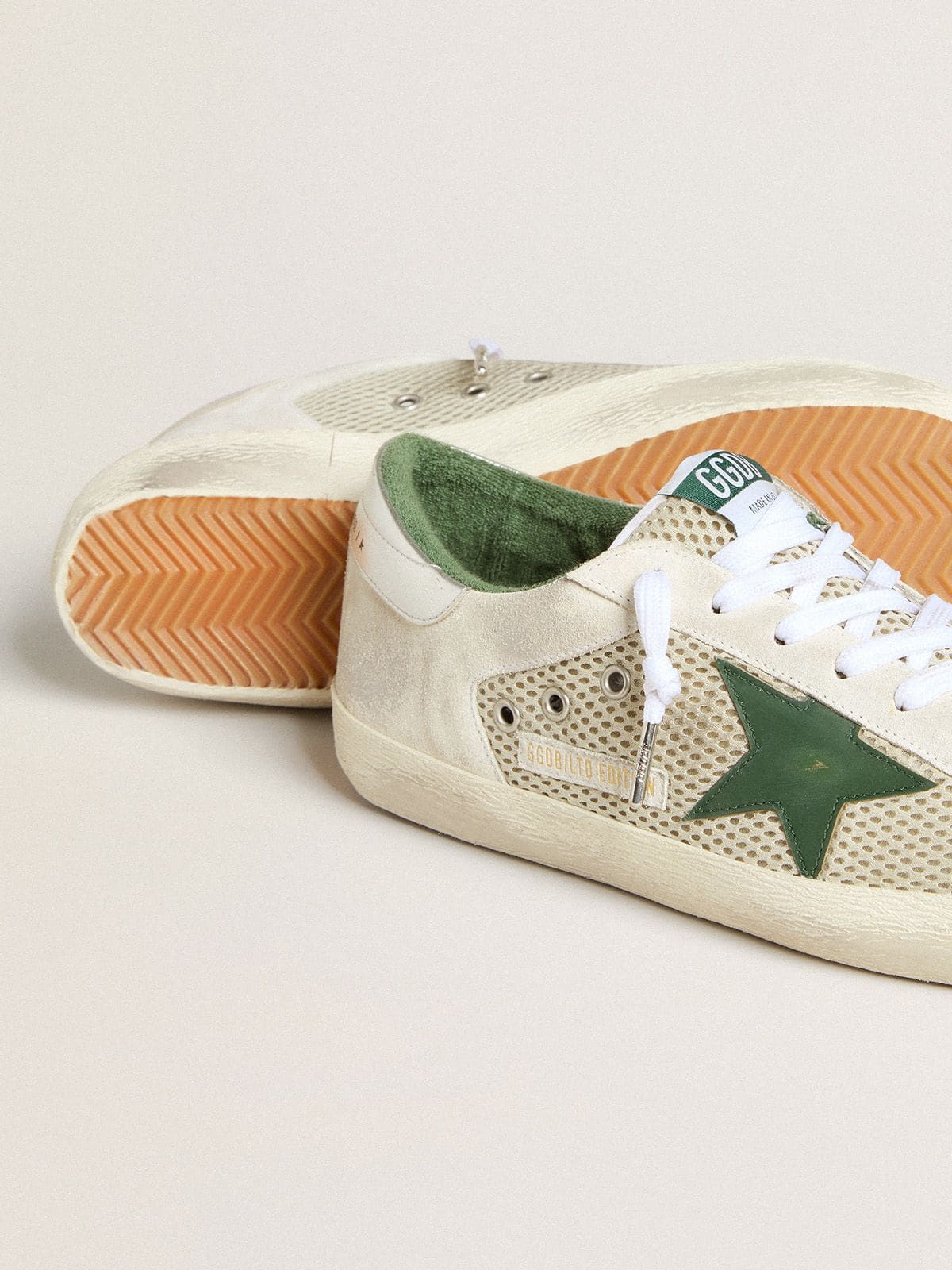 Golden Goose pánské Super-Star LTD v bílém semiši a síťovině se zelenou koženou hvězdou a stříbrnou fóliovanou patkou