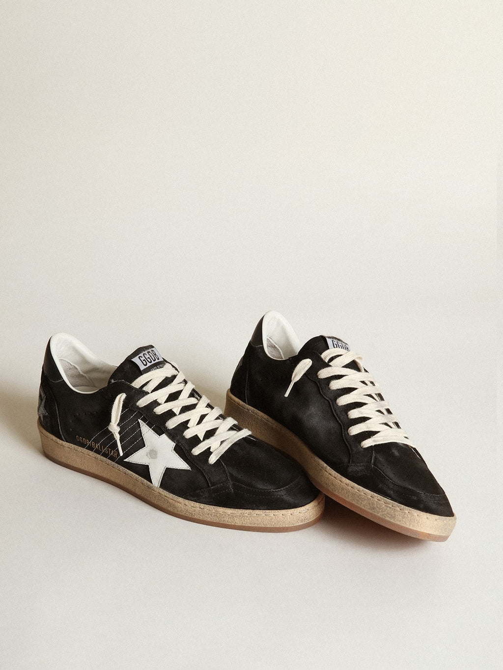 Golden Goose pánské Ball Star v černém semiši s bílou koženou hvězdou