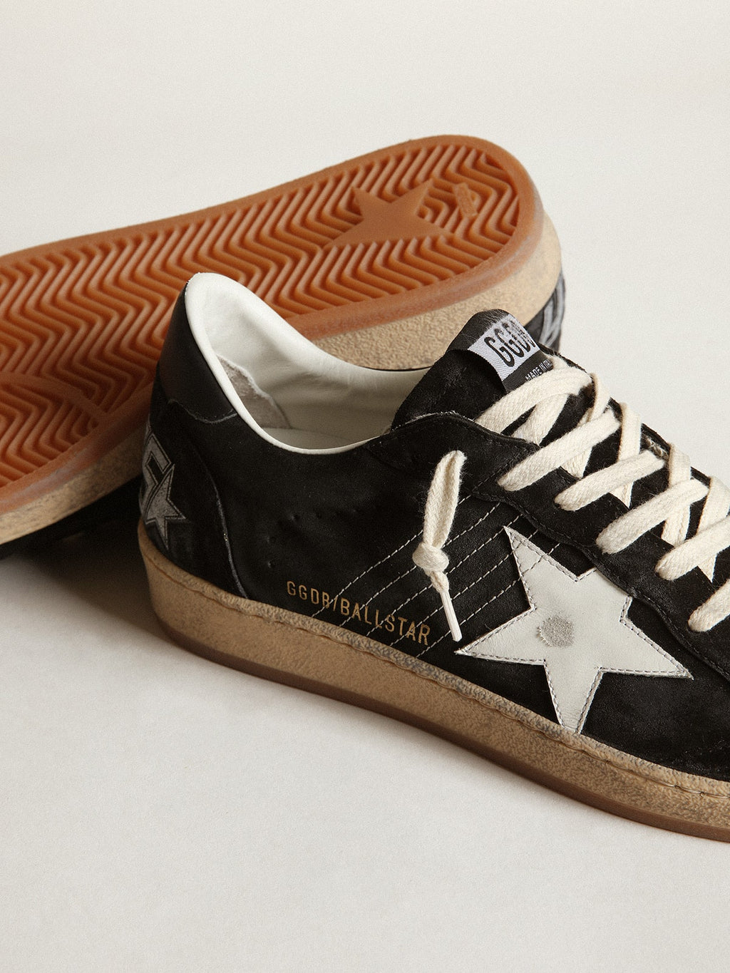 Golden Goose pánské Ball Star v černém semiši s bílou koženou hvězdou