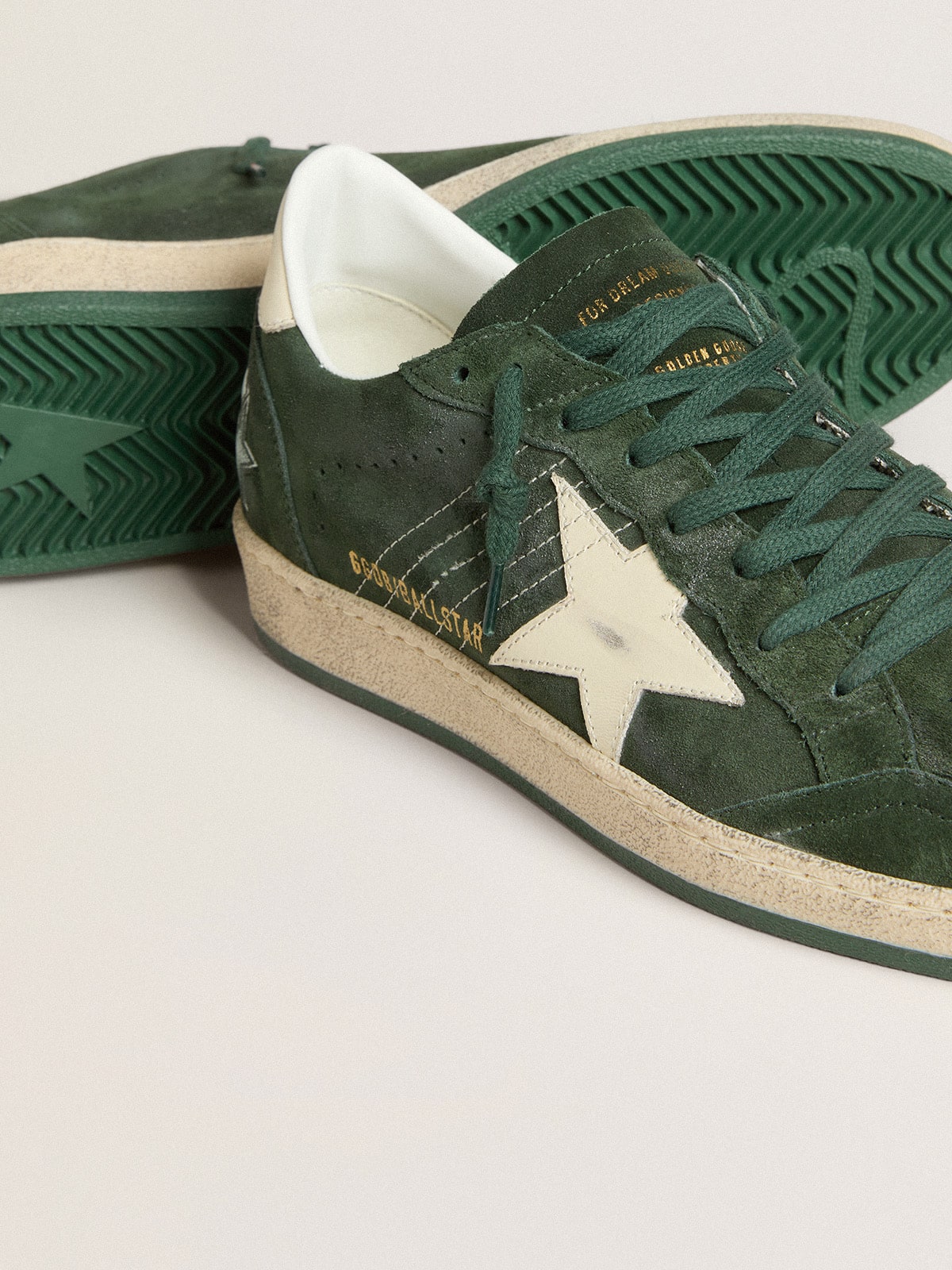 Golden Goose pánské Ball Star ze zeleného semiše s bílou koženou hvězdou a patkou