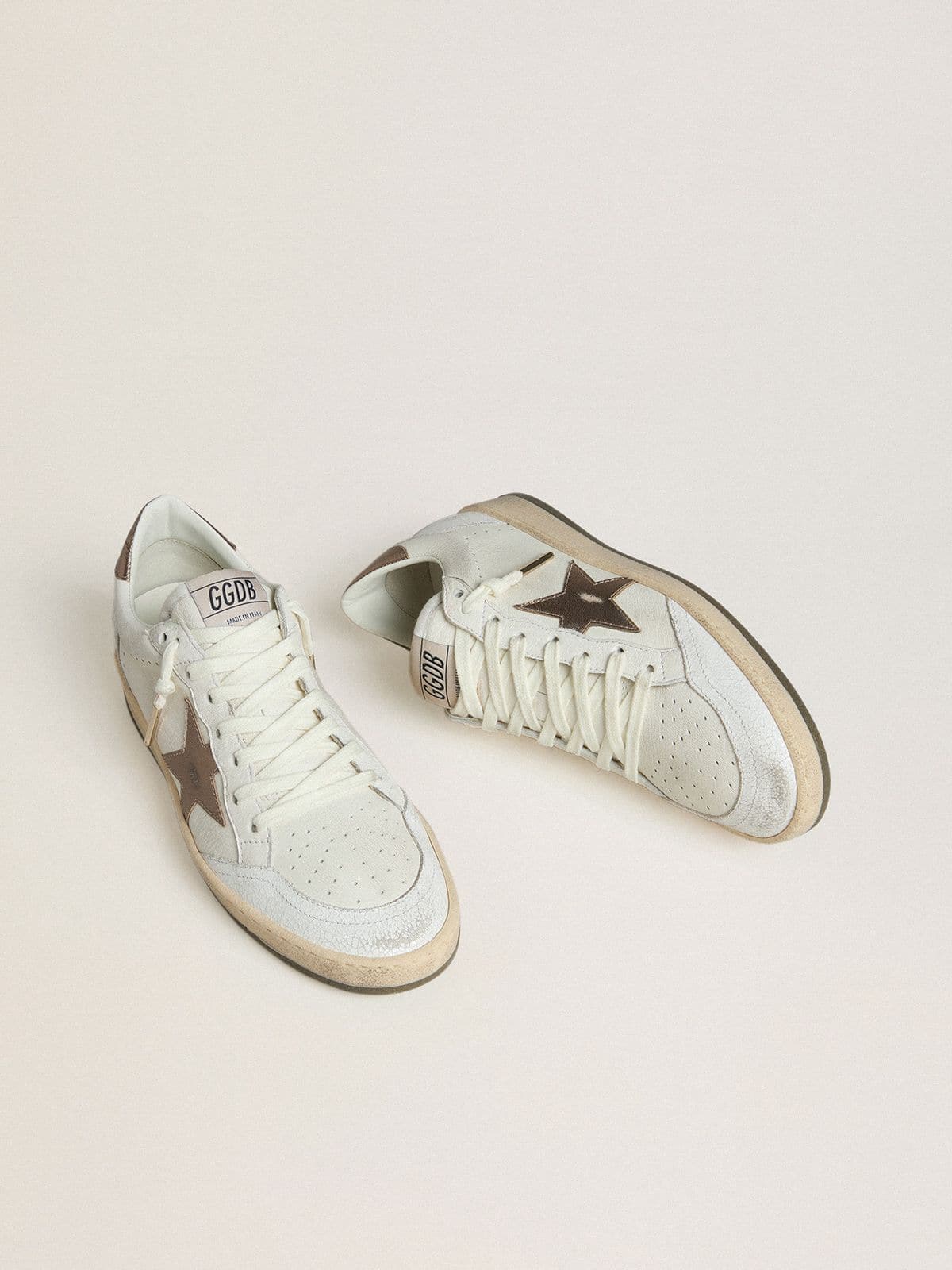 Golden Goose pánské Ball Star v bílé nappa kůži se bronzovou laminovanou koženou hvězdou a patní částí
