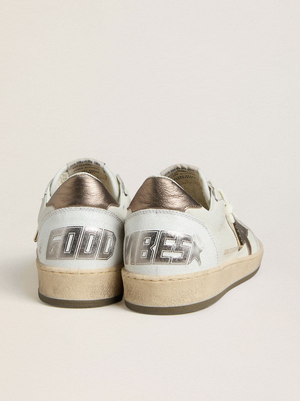 Golden Goose pánské Ball Star v bílé nappa kůži se bronzovou laminovanou koženou hvězdou a patní částí