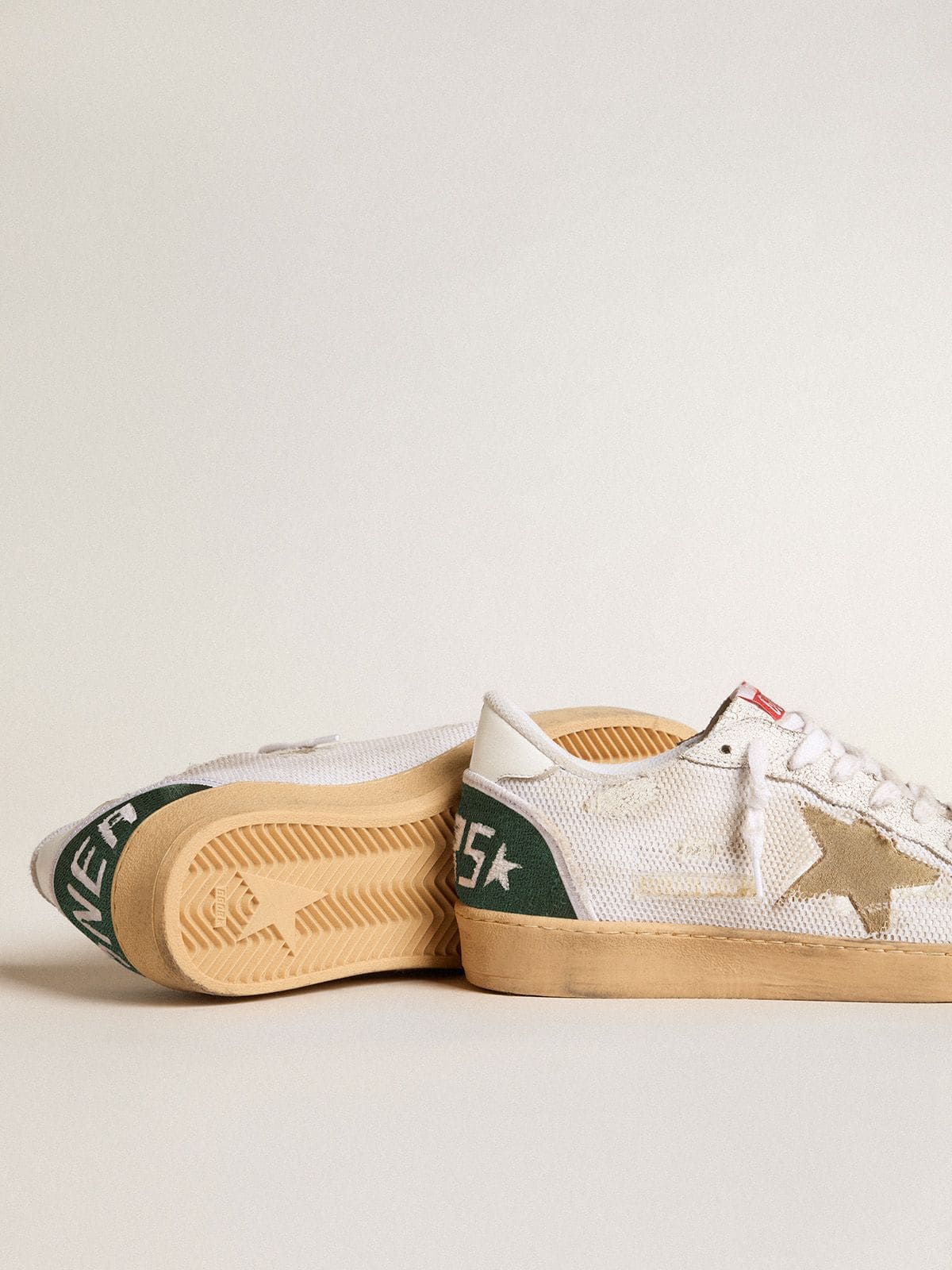 Golden Goose Ball Star LTD v bílé kraklované kůži a síťovině se semišovou hvězdou