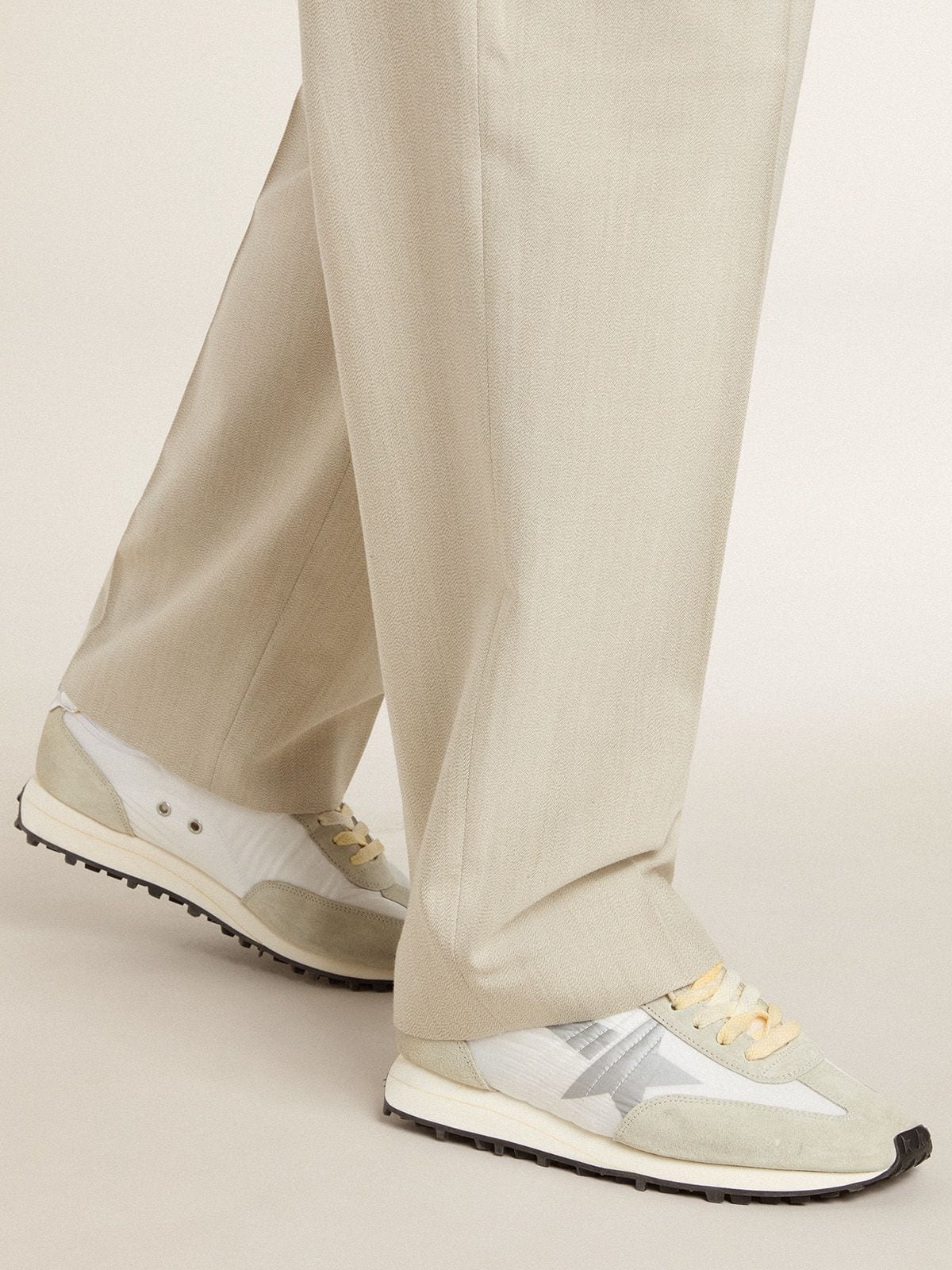 Golden Goose pánské Marathon s bílým nylonovým svrškem a stříbrnou hvězdou