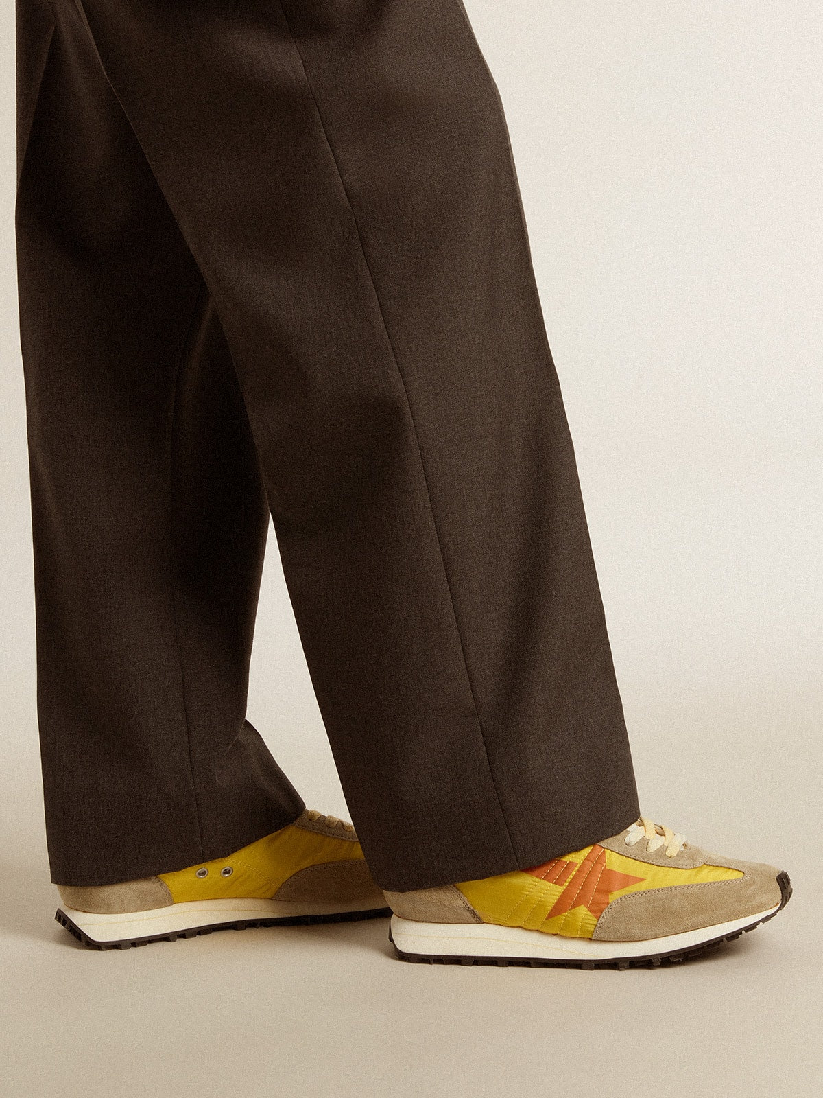 Golden Goose pánské Marathon se žlutým nylonovým svrškem a oranžovou hvězdou