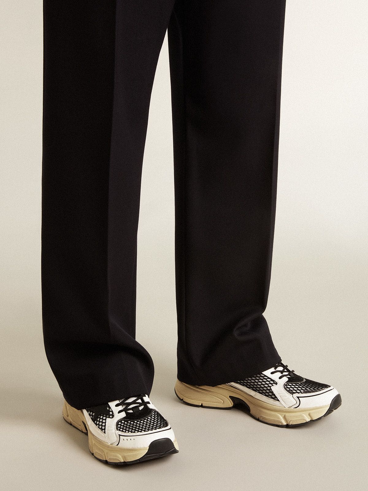 Golden Goose pánské Lightstar v bílé kůži a černé síťovině s černou TPU hvězdou