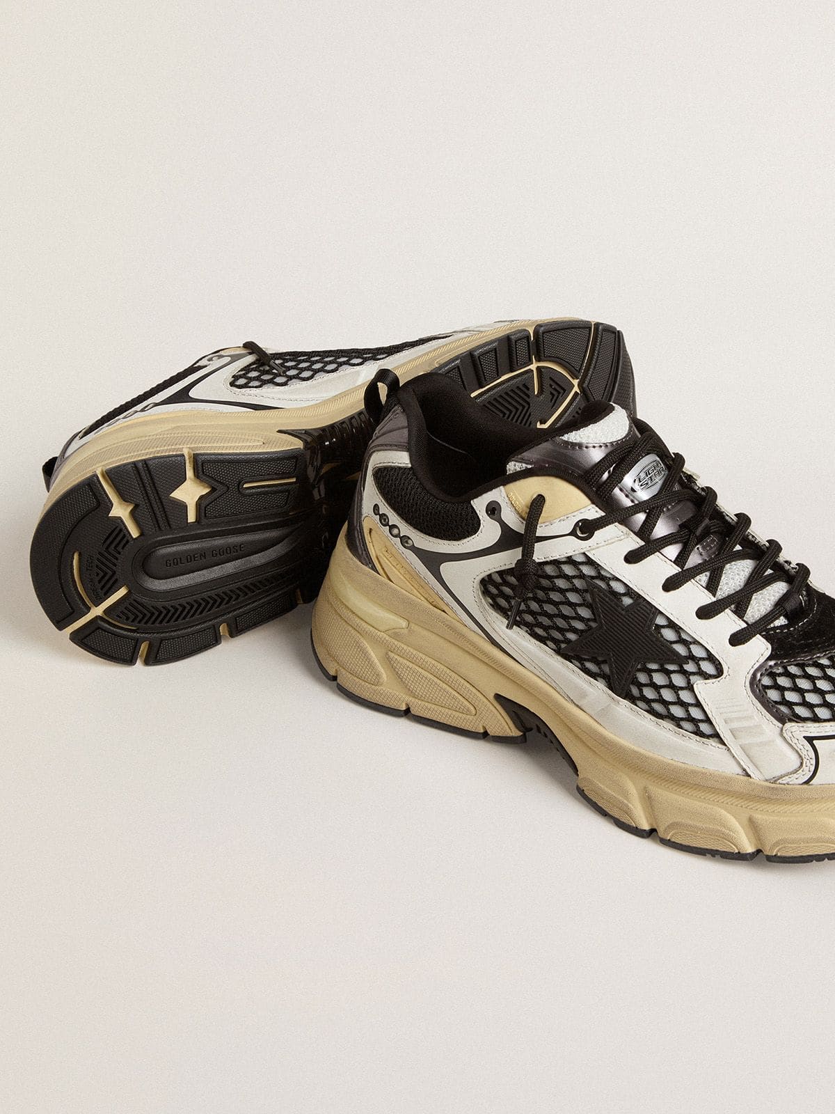 Golden Goose pánské Lightstar v bílé kůži a černé síťovině s černou TPU hvězdou