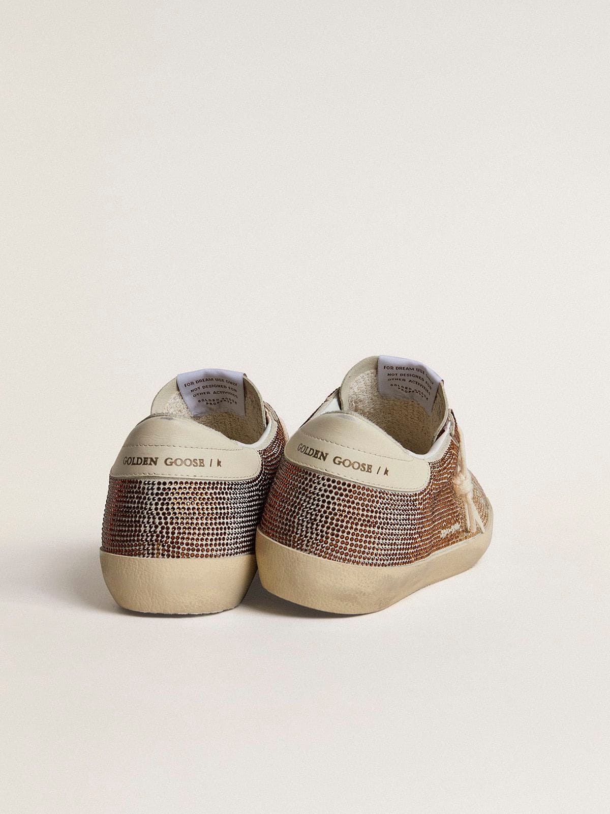 Golden Goose Super-Star v béžovém semiši s vícebarevnými krystaly, krémová kožená hvězda a patní lišta