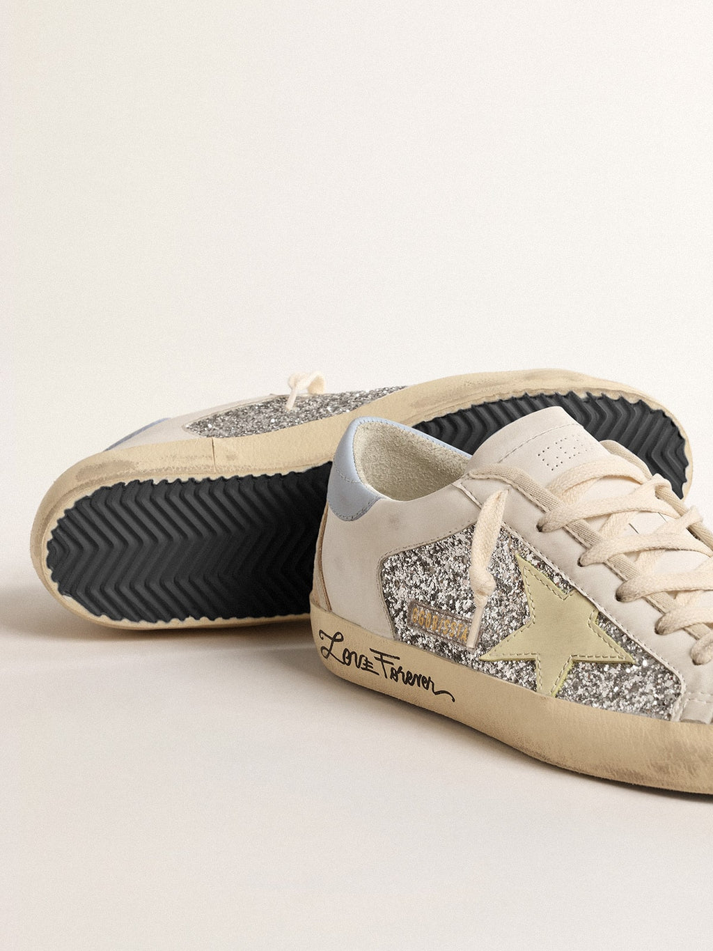 Golden Goose Bio-based Super-Star se stříbrnými třpytkami a žlutou koženou hvězdou