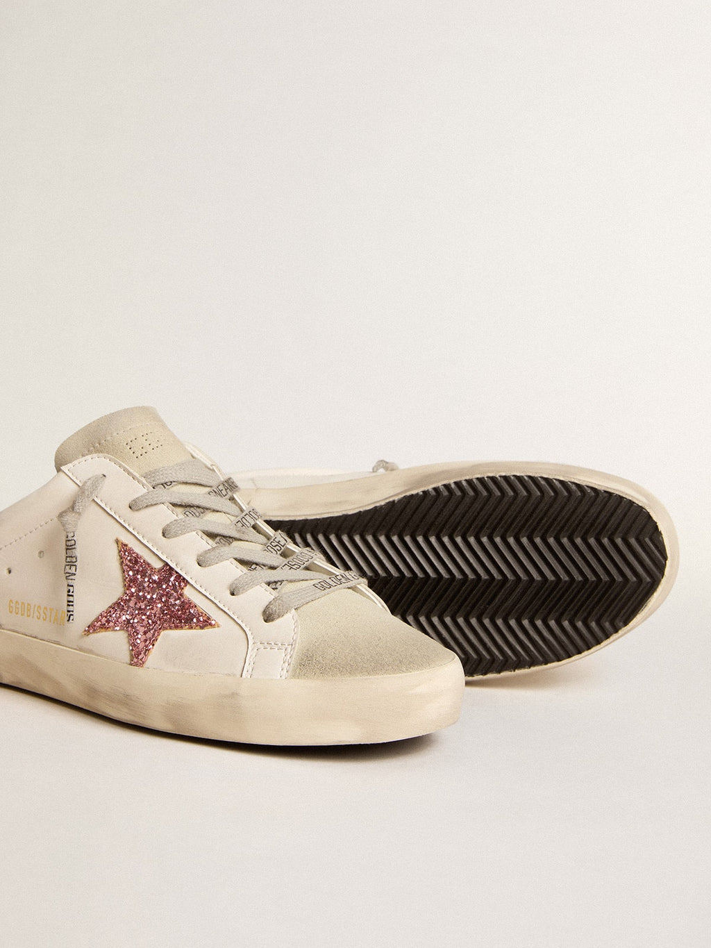 Golden Goose Super-Star sabot se svrškem z bio materiálů, růžovou třpytivou hvězdou a semišovou špičkou