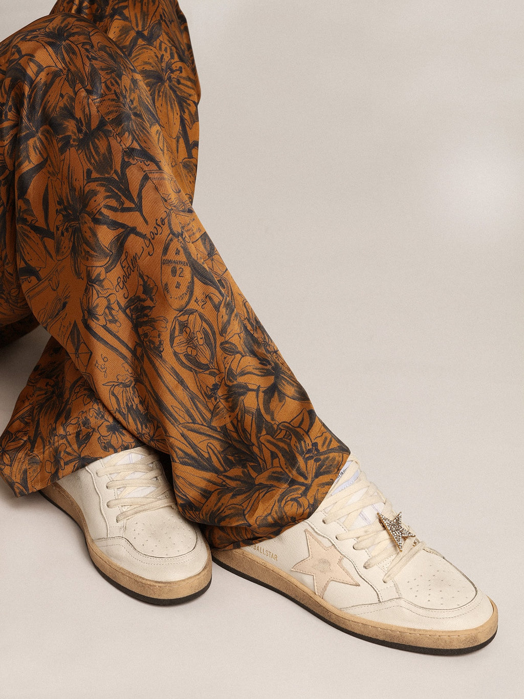 Golden Goose Ball Star v bílé nappa s lososově růžovou nappa hvězdou