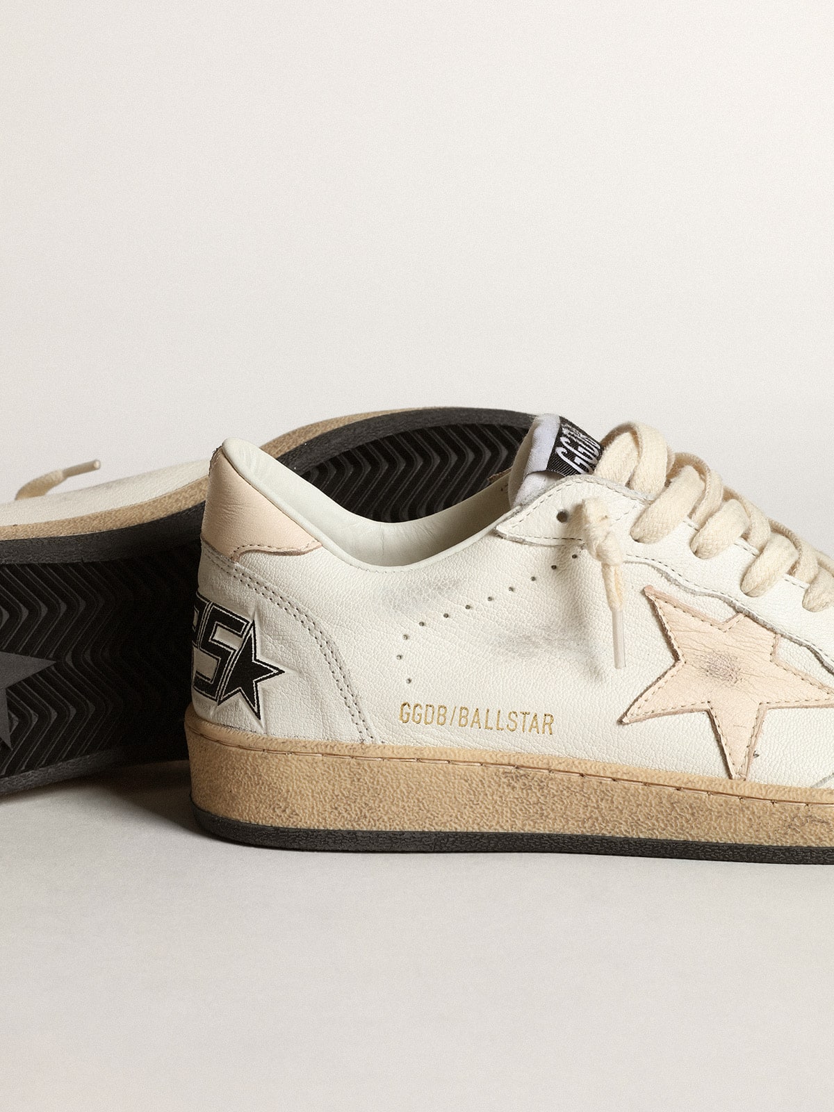 Golden Goose Ball Star v bílé nappa s lososově růžovou nappa hvězdou