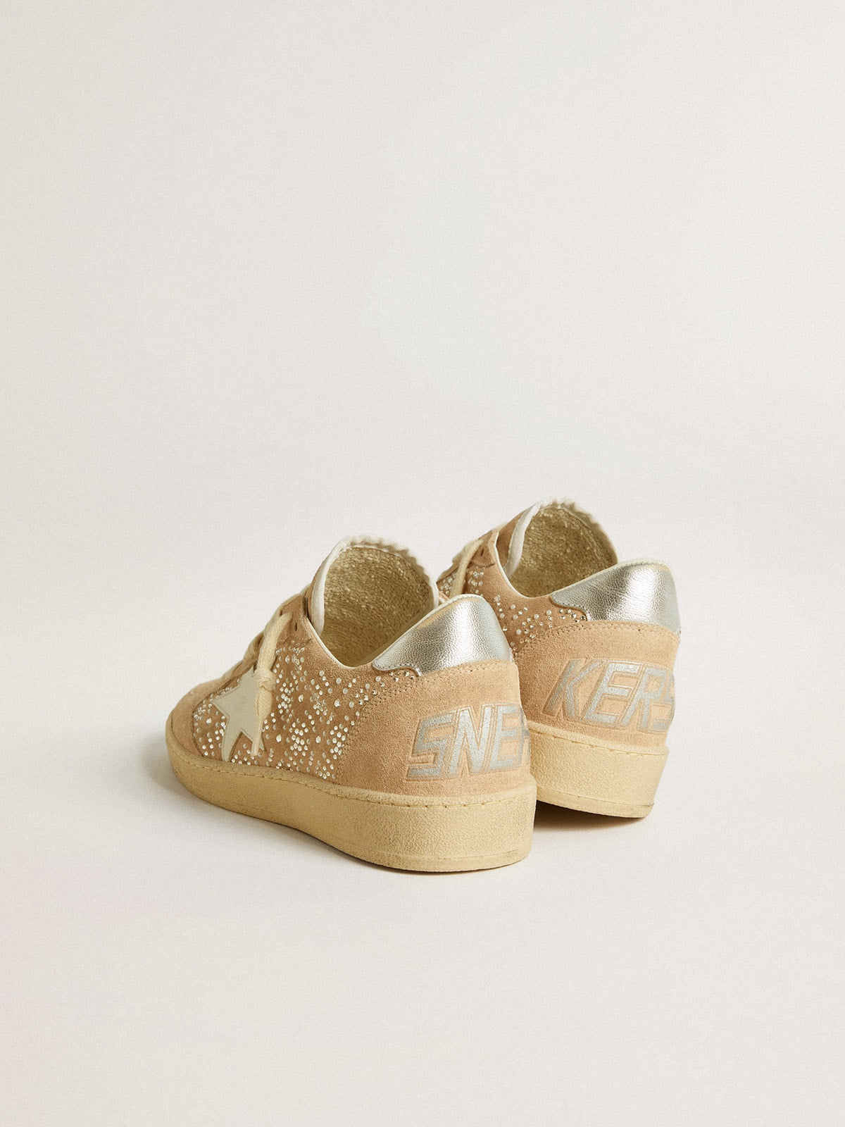 Golden Goose Ball Star ze semiše se Swarovski krystaly, koženou hvězdou a stříbrnou metalickou patní záložkou