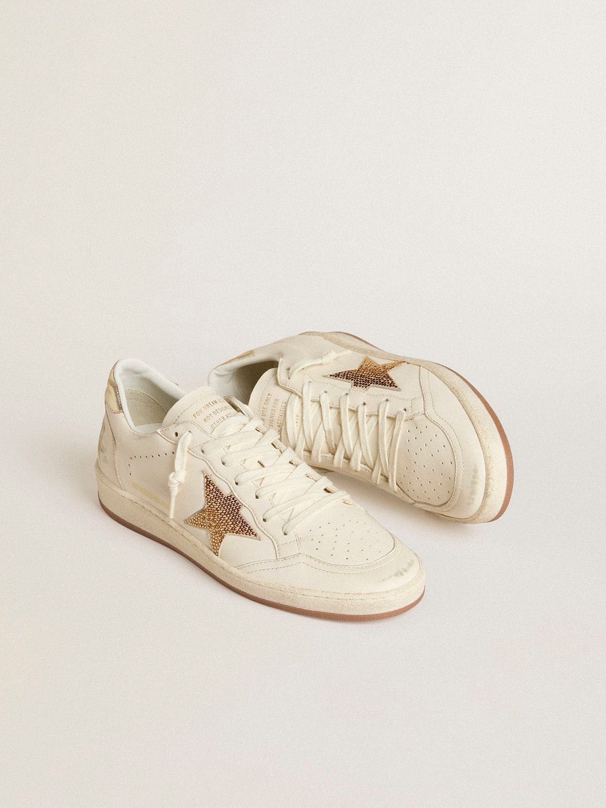 Golden Goose dámské Ball Star z bílé kůže s krystalovou hvězdou a metalickým jazýčkem na patě