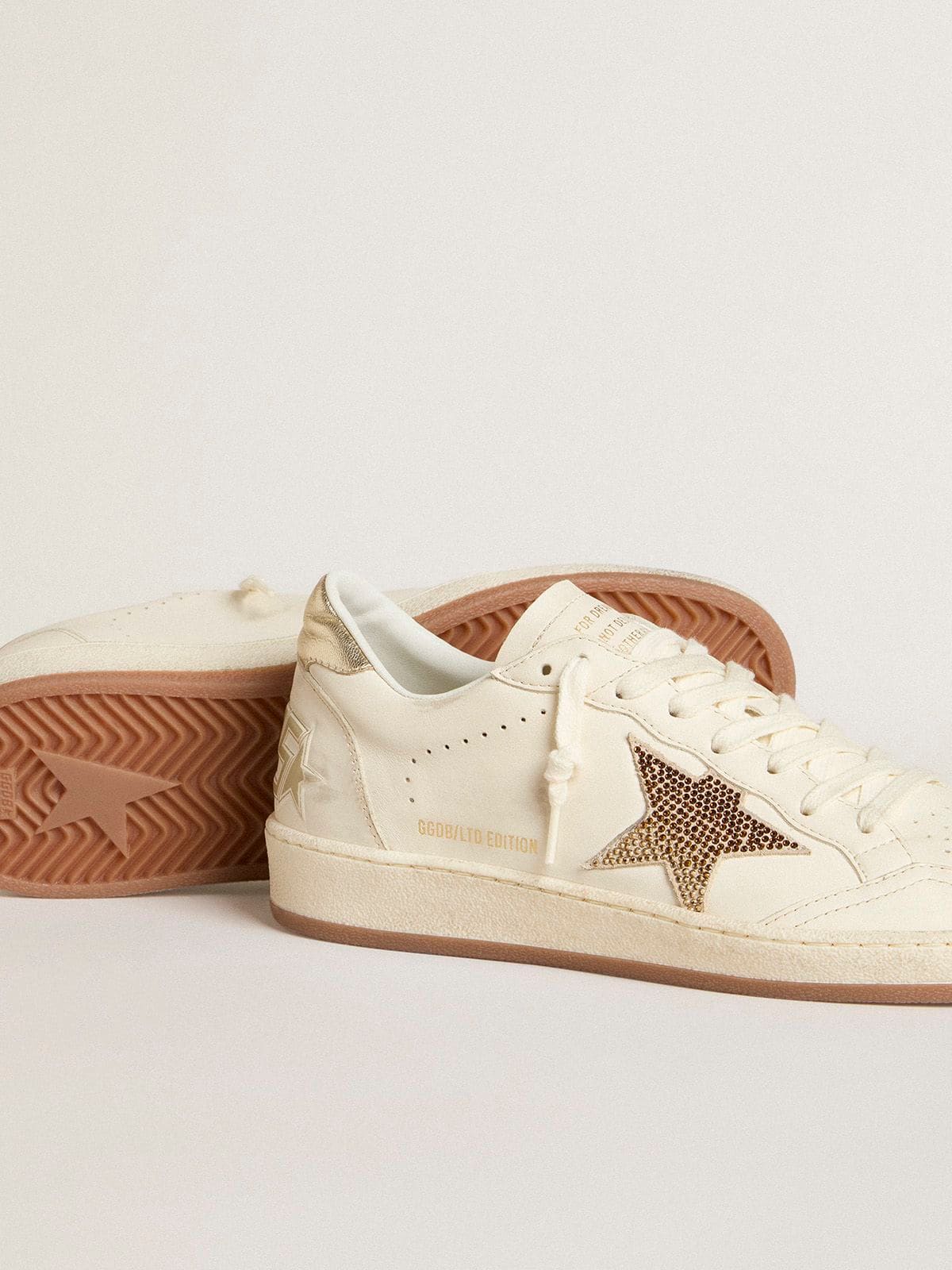 Golden Goose dámské Ball Star z bílé kůže s krystalovou hvězdou a metalickým jazýčkem na patě