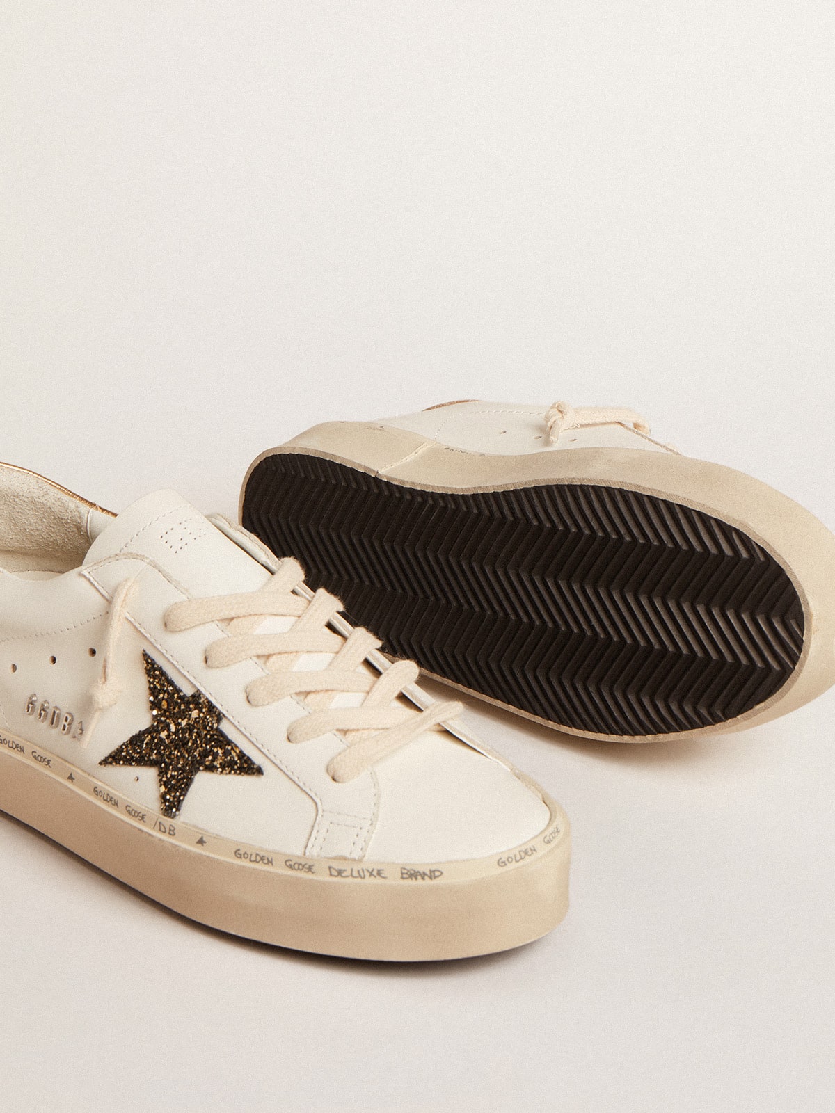 Golden Goose Hi Star s černou a zlatou třpytivou hvězdou a zlatou patní záložkou