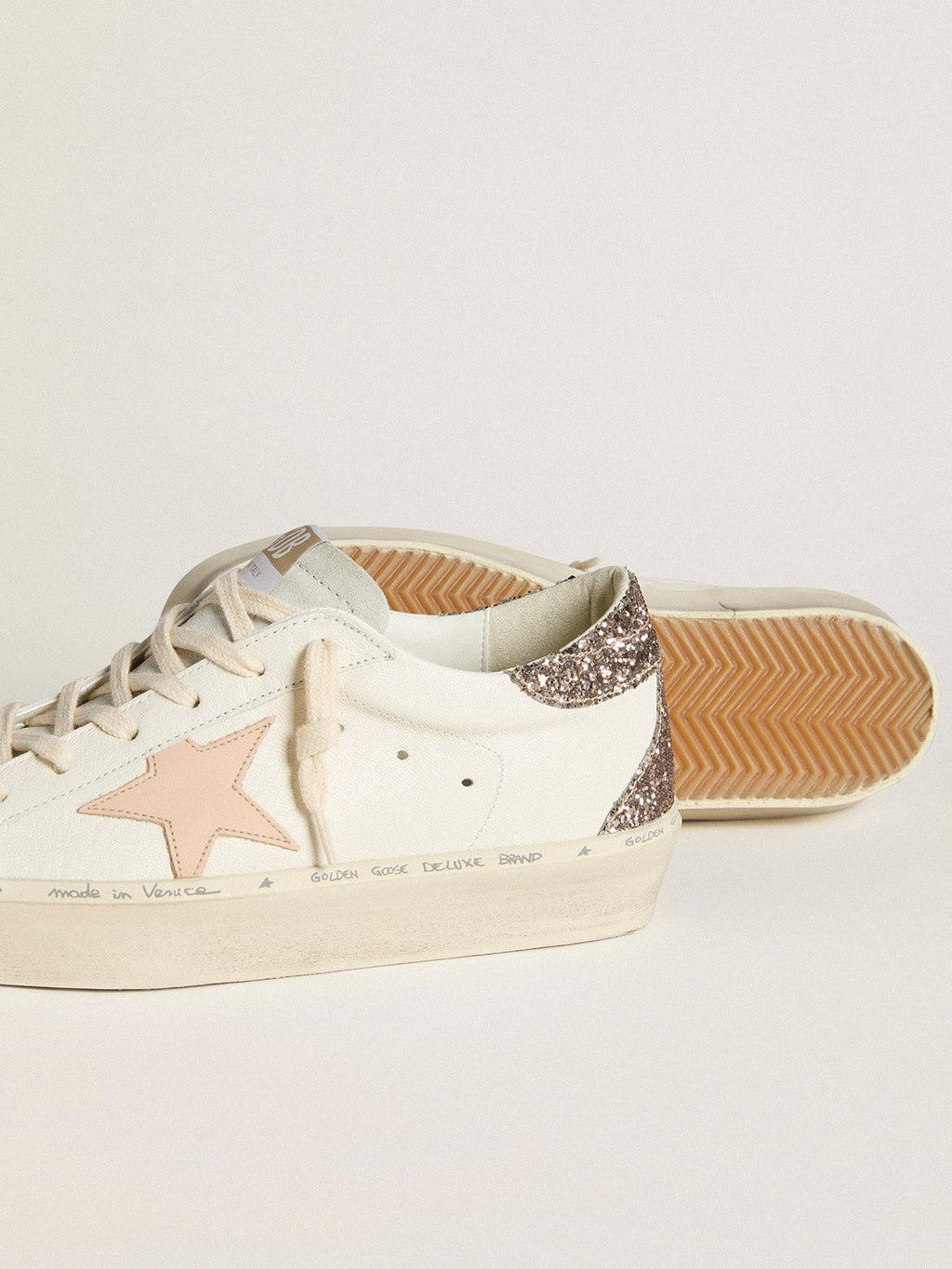 Golden Goose Hi Star v bílé nappa s růžovou koženou hvězdou a třpytivým patním štítkem