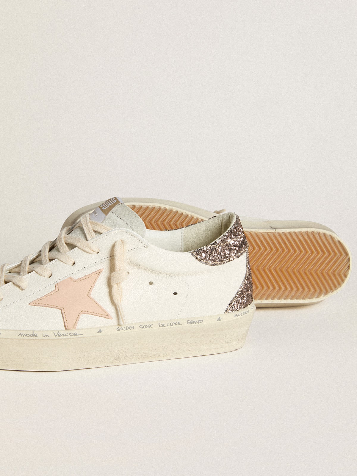 Golden Goose Hi Star v bílé nappa s růžovou koženou hvězdou a třpytivým patním štítkem