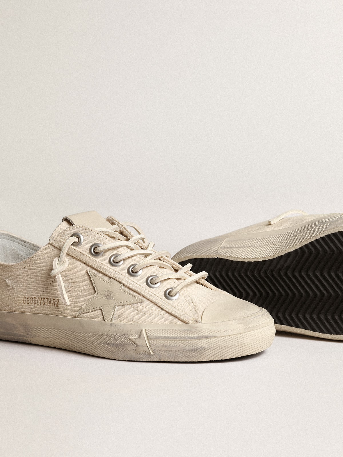 Golden Goose V-Star ve světle krémovém plátně s hvězdou z mléčně bílé kůže