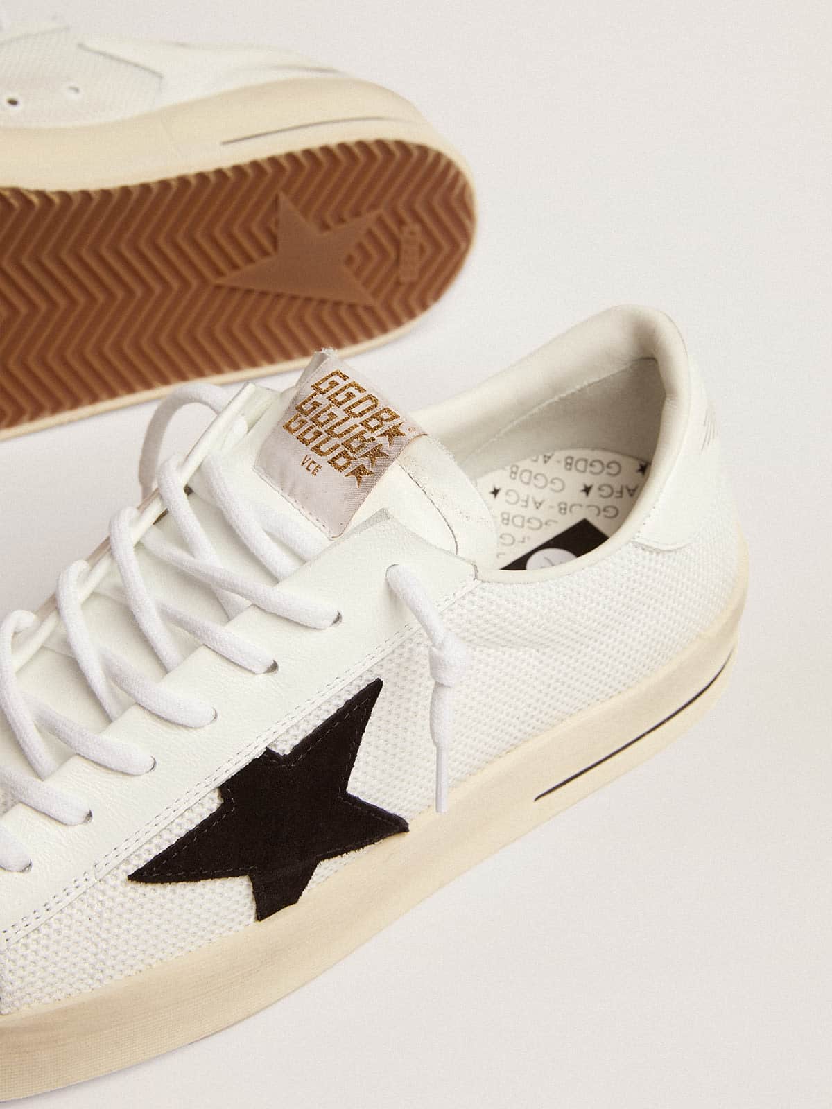 Golden Goose Stardan s bílými koženými a síťovinovými vložkami a černou semišovou hvězdou