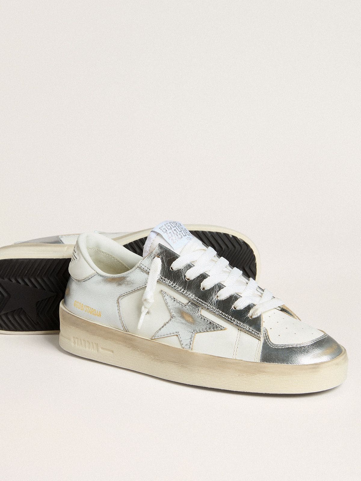 Golden Goose Stardan ve stříbrně fóliované kůži s bílou patní záložkou
