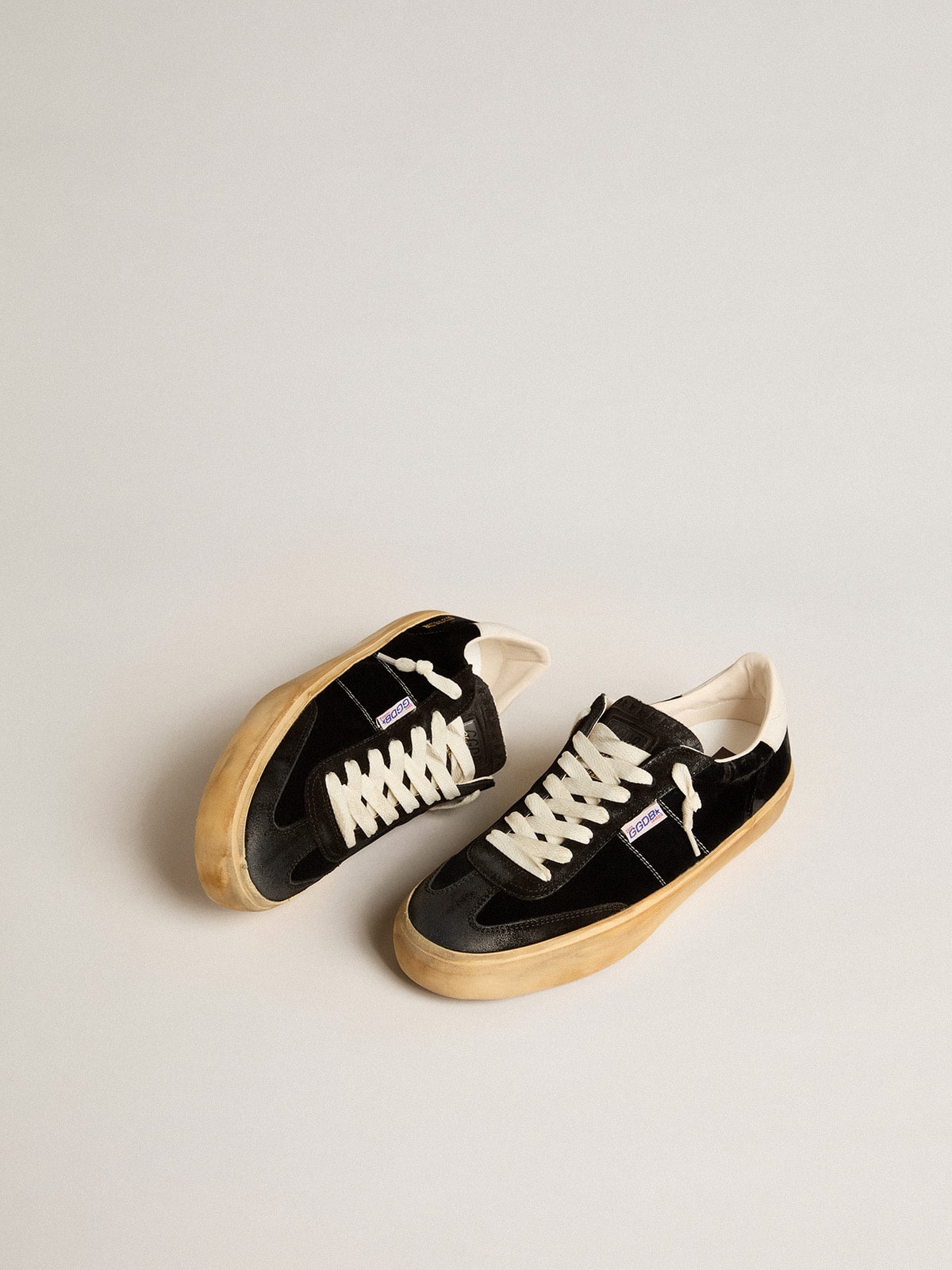 Golden Goose Soul Star v černém sametu s bílou koženou patní lištou