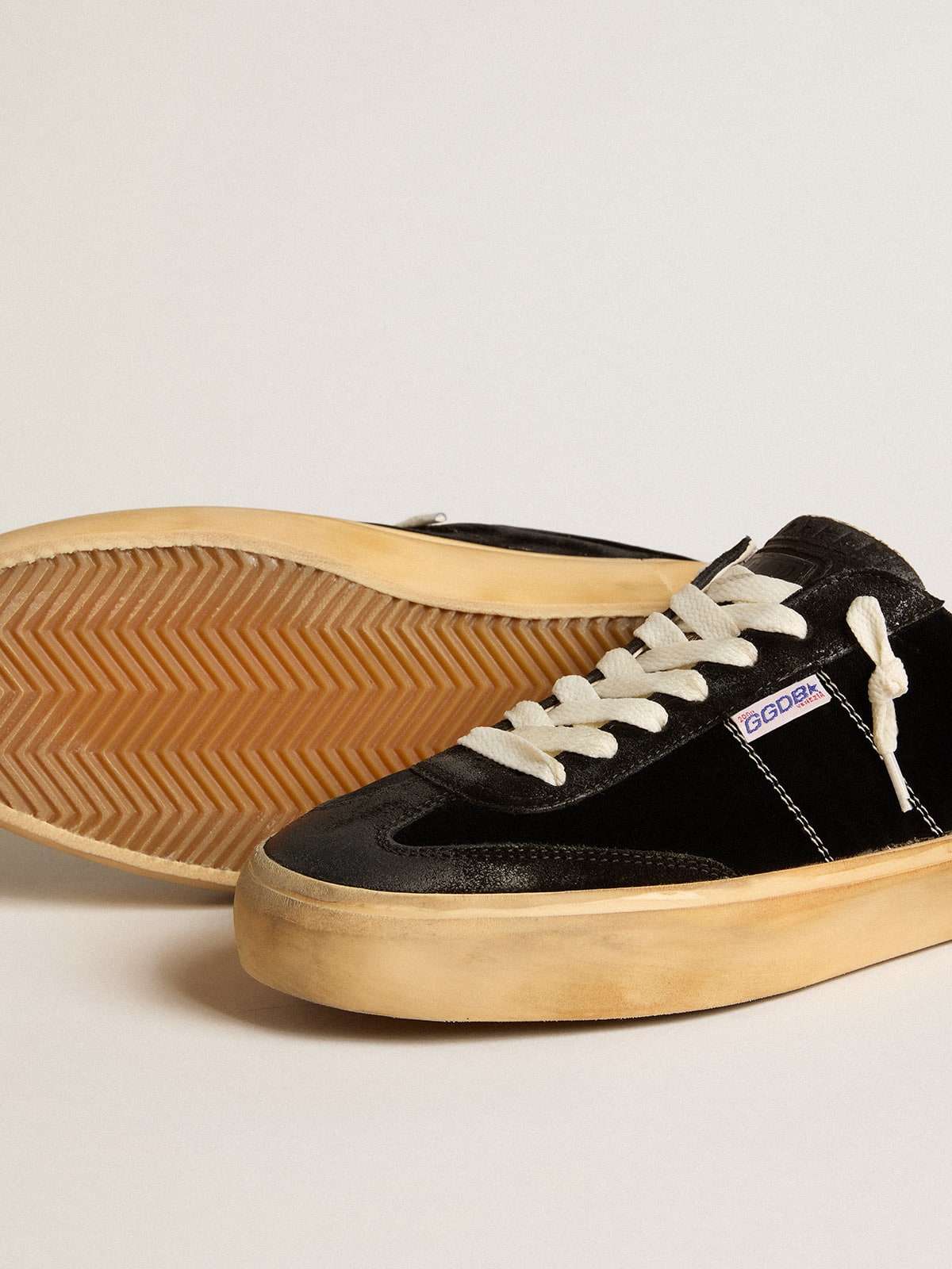 Golden Goose Soul Star v černém sametu s bílou koženou patní lištou