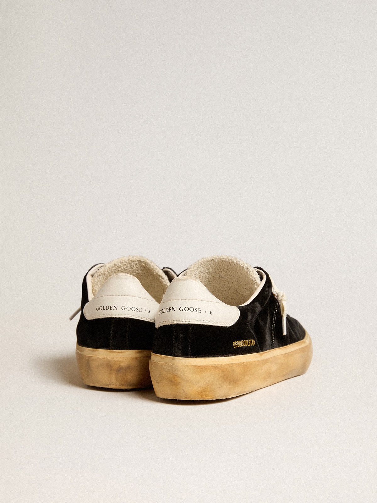 Golden Goose Soul Star v černém sametu s bílou koženou patní lištou