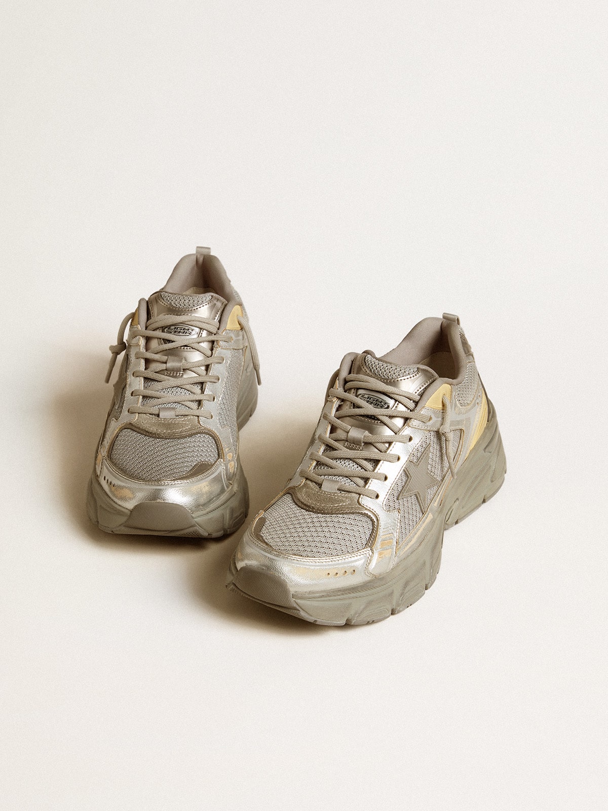 Golden Goose dámské Lightstar z metalické kůže a stříbrné síťoviny se šedou hvězdou