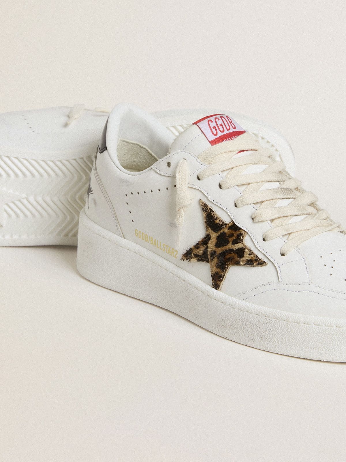 Golden Goose Ball Star s hvězdou z poníkové kůže v leopardím vzoru a černým laminovaným koženým patním štítkem