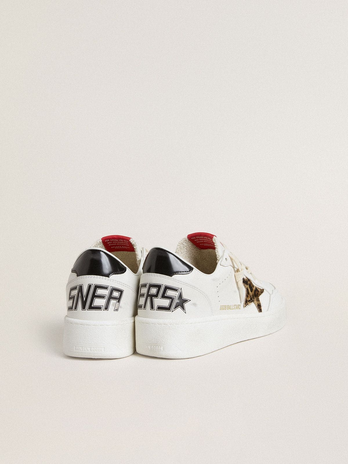 Golden Goose Ball Star s hvězdou z poníkové kůže v leopardím vzoru a černým laminovaným koženým patním štítkem